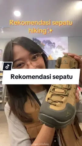 Eiger Pollock 2.0 Features: •Konstruksi gusset dengan waterproof membrane untuk mencegah langsung masuknya air. •Teknologi heel support system, yang berfungsi untuk menyangga pergelangan kaki pada saat melakukan pendakian guna menunjang kaki agar tetap stabil di berbagai kondisi medan. •Konstruksi PE shank di bagian midsole agar bagian outsole lebih kaku dan kokoh •Outsole Vibram Grivola •Insole Ortholite • Berfungsi untuk memastikan perlindungan pada kaki bagian depan dari benturan keras Dapatkan di Eiger Store Pemalang yang beralamat di Jl. Jend. Sudirman Tim. No. 93, Taman, Pemalang, atau pemesanan via online chat admin di 081120009518🤩✨ #eiger #eigeradventure #eigerpemalang #eigerstore #EigerTropicalAdventure #EigerAdventure #EigerTropicalAdventure #eigeradventurestore #fyp #mendaki #sepatu 