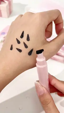 eyeliner stamp satset banget untuk bikin winged eyeliner #pinkflash #pinkflashbeauty #pinkflasheyeliner #eyelinerhack #eyelinerstamp