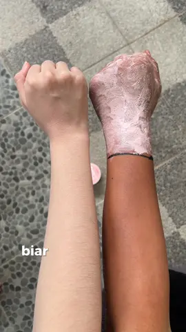 Tuh kan liat sendiri hasilnya, jadi ketagihan kan 🥹❤️‍🔥#glowdays #bodyscrubviral #bodyscrub #bodyscrubpemutih #BeautyTok #bodyscrubtanpabilas #viral #fyp #kulitputihbersih #kulitputih #carapakai #bodycareroutine #bleachingbadan #kulitmulus 