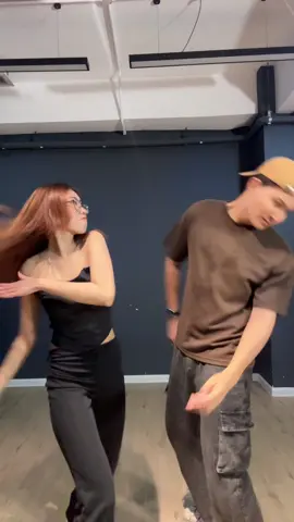 slapping hard 😟👋🏻@Alexisbackbaby #fyp #foryoupage #fypシ゚viral #fyppppppppppppppppppppppp #viral #duo #glassesgirl #burmesegirl #Dance #trend #dancetrend 