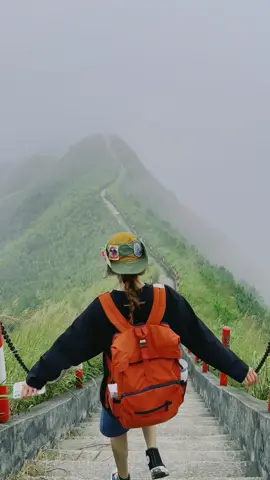 Mùa đẹp nhất để đi Bình Liêu chính là ngay lúc này - nửa cuối tháng 10 📍Mốc 1305 - Bình Liêu - Quảng Ninh - Việt Nam Reup lại một trong rất ít những khoảnh khắc đẹp nhất - hùng vĩ nhất - và tui cũng thích nhất trong hành trình rong ruổi khắp mọi miền Tổ quốc của chính mình. Thích lắm cái khung cảnh này. Trời ơii sao có thể đẹp đến như vậy hả Bình Liêu ơiiiii