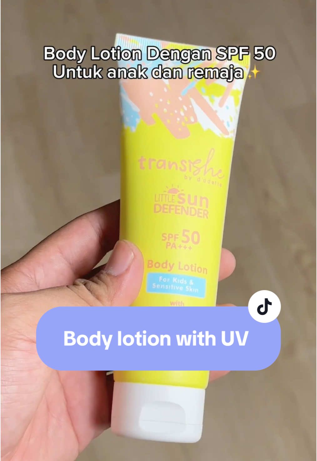 Jaga kulit si kecil dan remaja tetap terlindungi di setiap aktivitas luar ruangan dengan Body Lotion Little Sun Defender SPF 50PA+++ dari transishe.official! 🌞 Tidak hanya memberikan kelembapan ekstra pada kulit, body lotion ini juga memiliki perlindungan optimal dari paparan sinar UV berkat SPF 50PA+++, yang aman digunakan untuk anak-anak usia 3 tahun ke atas, remaja, hingga dewasa, bahkan bagi yang memiliki kulit sensitif. Dengan kandungan bahan alami, Moms tidak takut lagi, karena produk ini sudah BPOM, Halal, dan teruji secara dermatologis. Jadi, tak perlu khawatir lagi saat anak-anak dan remaja moms beraktivitas di luar ruangan, kulitnya akan tetap sehat, lembap, dan terlindungi dari sinar matahari. Yuk, jadikan perlindungan ini sebagai bagian dari rutinitas sehari-hari! 💛 #skincareanak #skincareanakdanremaja #pakaitransishe #sunscreenanakviral #basicskincareremaja #basicskincareanak #moisturizerviral #bodylotion #bodyuv #bodylotionanak #bodylotionremaja 