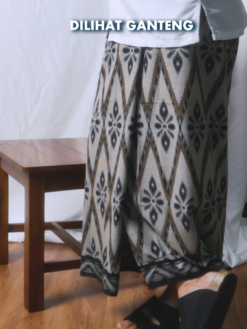 Dipakai Adem, Dilihat Ganteng, Sarung Cendana Dobby Rayon dari Sarung Cendana Official, Wajib Kamu Miliki, Buat Kamu Semakin Menawan. #sarungcendana #sarungan #sarunggoyor #sarungpremium #sarungcendanaofficial #bajumuslimpria #fashionmuslim #belilokal #foryou @sarungcendanaofficial 