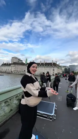 Come all the way for the trend 😄 #fyp #london #hijab 