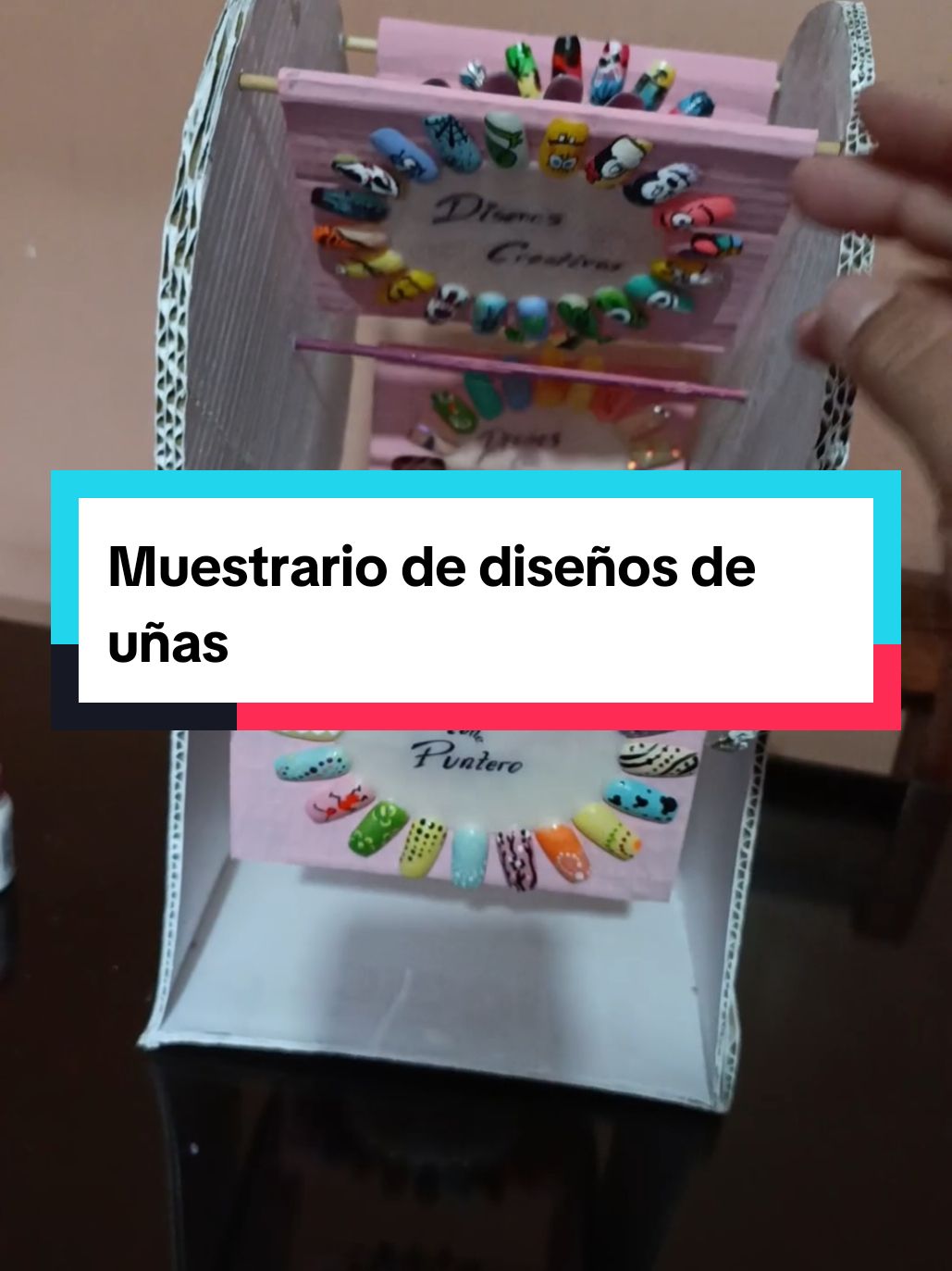 Muestrario de diseños de uñas hecho de cartón  #maqueta #carton #muestrariodeuñas #manualidad #diseñodeuñas #uñasbonitas #manicurista #estudiante 