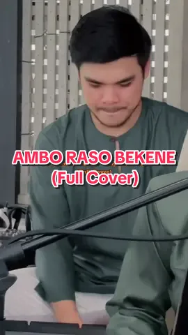 Ambo Raso Bekene, sebuah lagu dikir berdialek Kelantan, Malaysia. Penyanyi asal merupakan Pendikir tersohor Kelantan iaitu Almarhum Megat Nordin.  Percussion @RAIS_IQBAL  Vocal/Bass @batrisyia  Guitar @hazimsuhaimii  Accordion @affhaikal.suhaimi  2nd Vocal @dato jia  🎥@bea.suhaimi_  #fyp #thesiblingsband #wedding #livebandmelaka #livebandkl #liveband #musiktradisional #keroncong #LIVEhighlights #TikTokLIVE #LIVE 