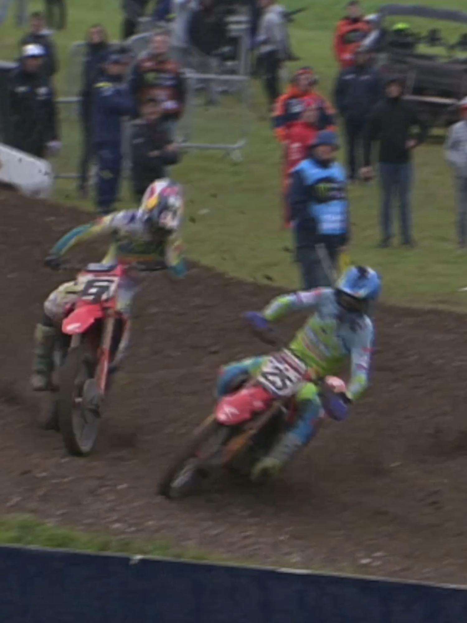 Incredible! Watch Tim Gajser overtake Jett Lawrencee at the last corner 😱 🤩 👀 Watch the video to the end and let us know your thoughts on this narrow victory in the comments. It was waaay too close and some of you might have a hot take on it🔥 #MXGP #MXoN #Motocross #MX #Motorsport #24MX