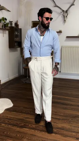 Prêt à marquer les esprits avec un look élégant et intemporel sur fond de Purple Rain de Prince ? 🎶💜 👉👖 Un pantalon en flanelle blanc cassé parfait pour un style raffiné et moderne tout en confort  👉🧵 Un marcel blanc simple mais efficace apportant une touche décontractée sans compromettre l’élégance  👉👔 Une chemise bleue légère qui rehausse l’ensemble avec une note de fraîcheur et de sophistication  👉👞 Des mocassins bruns en daim alliant élégance et confort Cet ensemble combine à merveille style décontraction et audace idéal pour ceux qui souhaitent afficher une élégance sans effort tout en laissant leur empreinte ✅ . . . . #outfitinspiration #pantalonflanelle #chemisebleue #marcelblanc #transman#transmodel #lookhomme #élégance #modehomme #audaceetstyle
