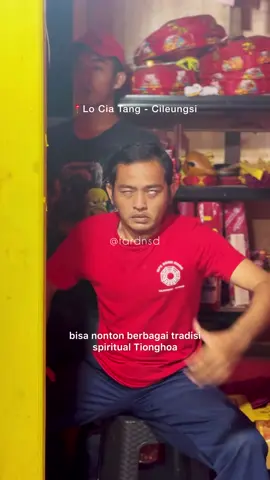 Puas bgt kemarin, bisa nonton Tradisi spiritual Tionghoa di @哪 吒 堂 Lo Cia Tang dalam rangka Shejitnyab YM. Kc Lo Cia/Ne zha😌 Terimakasih kepada para Pendana, yang selalu mendukung dan support acara Shejit Dewa-Dewi. Semoga kalian selalu sehat, selamat, dimudahkan dalam segala kesulitan dan cepat berbuah karma baiknya. Buat kalian yg belum familiar, untaian acara Tradisi Spiritual Tionghoa seperti divideo ini, gak cuma ada di seputaran Cap Go Meh dan bulan2 imlek aja ya. Acara seperti ini umumnya ada di setiap Shejit Dewa- Dewi yang berlangsung sepanjang tahun, yang invitiationnya sering aku uplod di IG STORY, jadi stay tuned ya 🫶 Thank you buat juga yg udah sering bantuin share dan repost vid, sehingga kelestarian tradisi tetep terjaga dan bisa diteruskan oleh para Gen Z + Alpha 😌 🫶🫶🫶  #kelenteng #vihara #chindo #chinese #warisanbudaya #spiritual #tradisi #tridharma #wisatabogor #infocileungsi #wisataindonesia #bogorhits #bogorpisan #bogorkuliner   