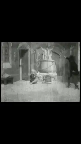 La Mansión del diablo (1896) 😈 🎥 es posiblemente el primer cortometraje de terror de la historia del cine. Georges Meliés, su creador, será una de las figuras claves del genero y del cine en general. Cuál es tu corto favorito de Meliés? #HORROREM #melies #historiadelcine #horror #horrormovie #horrorfans #cortosdeterror 