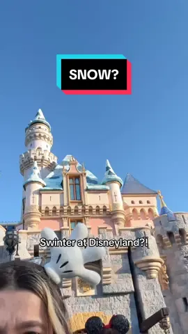 THE SNOW IS HERE AT DISNEYLAND??? 🎄❄️ #disneyland #disneylandholidays #disneylandchristmas #snow 