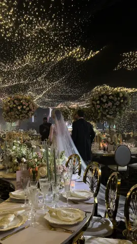 Amando esta historia de amor y esta decoración increible!!! No lo superamos!!!! #bodas #bodasdestino #techoestrellado #novios #wedding 
