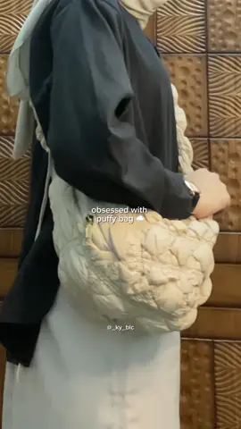 Looknya bikin tambah cantik plus feminim! Bisa jadi tas andalan buat pergi sih ini 😚  #puffybag #taspuffy #tasselempang #tasselempangwanita #fyp 