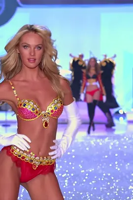 go candice!! #fyp #parati #foryou #foryoupage #candiceswanepoel #victoriasecret #victoriasecretshows #vsfs #victoriasecretfashionshow #vsfs2024 #vsfs2013 #vsfashionshow #victoriassecret 