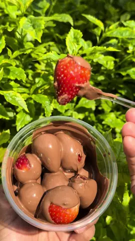 Darlings.. Syarat sah makan dessert ni ialah, wajib makan terus. Jika darlings makan selepas 1-2 jam, strawberry akan tidak rangup dan coklat akan mengeras (jika diletak di tempat yg sejuk). Ingat darlings. Makan fresh fresh tau.😁p#strawberryincup 