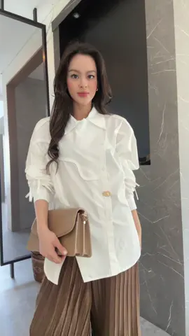 @melindaaristya serving us major style inspo! 🔥 From the crisp Casey Statement Shirt in White to the sleek Orion Pleated Pants in Brown, and the rich Madelyn Shirt in Chocolate Malt—these picks are all about blending bold and effortless chic. #BenangJarum 