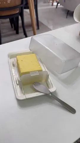 Takpelah bekas butter tak estetik macam nilopa punya, macam ni pon dah okay pada i 😂. Senang ada cutter, fork knife, slider tray n transparent lid. Pastu simpan dalam peti. Sebab i jarang guna so nak tahan lama memang i suka letak dalam peti jek pape barang. 😊 #buttercontainer #butterstorage #bekasbutter #fyp #foryoupage 