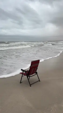 الانسان امام البحر لا يكون وحيداً أبدا.. #بحر #الدقم #شاطي  #منخفض #غيوم #تصويري .