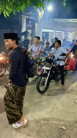 “ Yang tidak suka semakin tidak suka  “ . Padahal sesederhana itu gus e . Berangkat ngaji montoran dan pasti merangkul anak montor yg statusnya tidak pernah berangkat ngaji tpi alhmadulillah barokahe gus ellham sekarang pada suka ngaji . Sehat selalu gus ell .  #fypp #fyppppppppppppppppppppppp #fyyyyyyyyyyyyyyyy #fypシ゚ #viralvideotiktok #viral #fypppp #fyppppppppppppppppppppppppppppppppppp #fyppageforyou #viraltiktok #viraltiktok #viraltiktok #fypdong #fypppppppppppppp #gusellhamyahya #viralllllll #fyyy #fyppage #fyyyyy #fypp @MT. IBADALLAH OFFICIAL 