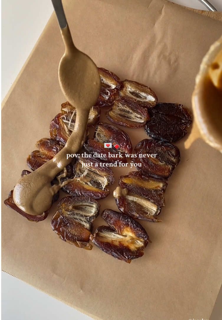 Healthy tahini bark with sea salt on top🙂‍↕️✨ ig: @demylora #datebark#dates#healthydessert#nobake