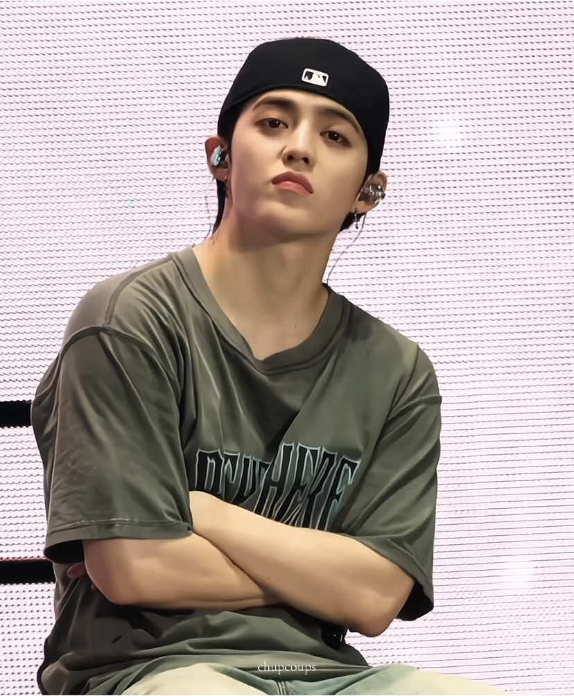 staring contest huh? *run* #scoups #seventeen #seungcheol cr to x 