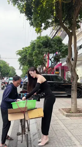 Các anh biết mua quà gì chưa ạ 