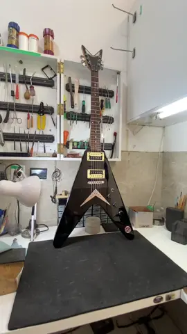 Guitarra Dean Flying V Guitarra chegou para uma regulagem, então sem muita resenha já foi feito a regulagem de altura de cordas, oitavas, altura de captadores ( necessita de muita atenção na altura de captadores, parece coisa simples mas não è ) e aquela limpeza. E ela ficou esse espetáculo no vídeo e no som ! Dean Flying V Guitar The guitar arrived for adjustment, so without much ado, the string height, octaves, pickup height (it requires a lot of attention to the pickup height, it seems simple but it is not) and the cleaning were done. And it looked amazing on video and in sound! #guitar #guitarteacher #viraltiktok #viral_video #luthier #dean #flyingmachinesplit 