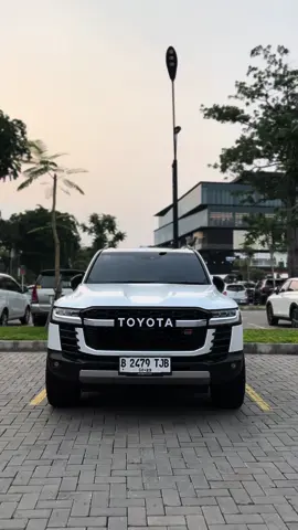 Si ganteng pose duluu🤭😎😎 #fyp #landcruiser #landcruiser300 #cartok 