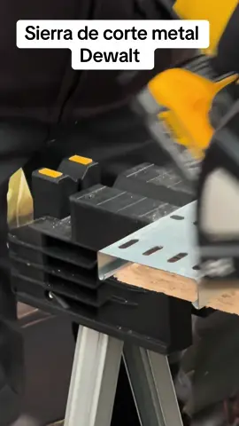 Futura sierra de corte de metal Dewalt que tenfremos proximamente #dewalt #dewalttools #sierra #sierracircular #cortemetal #novedad #eugenio_lara_ferretero #ferialafermu #lafermu #ferreterialafermu #fermulianos 