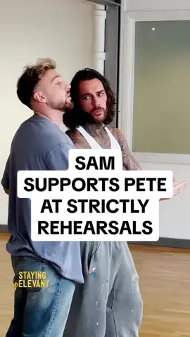Nothing wrong with a bit of moral support… is there? 💛💆‍♂️😇 #stayingrelevant #podcast #samandpete #behindthescene #strictlycomedancing @Samthompsonuk @Jowita Przystal 