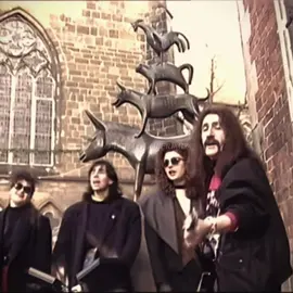 ülkenin daha huzurlu olduğu yıllar ve bütün çocukların ezbere bildiği o şarkı… #barışmanço #barışmançoşarkıları #barışmançoanısına #arkadaşımeşşek #nostalgia #anadolurock #turkishrock #rock #7den77ye 