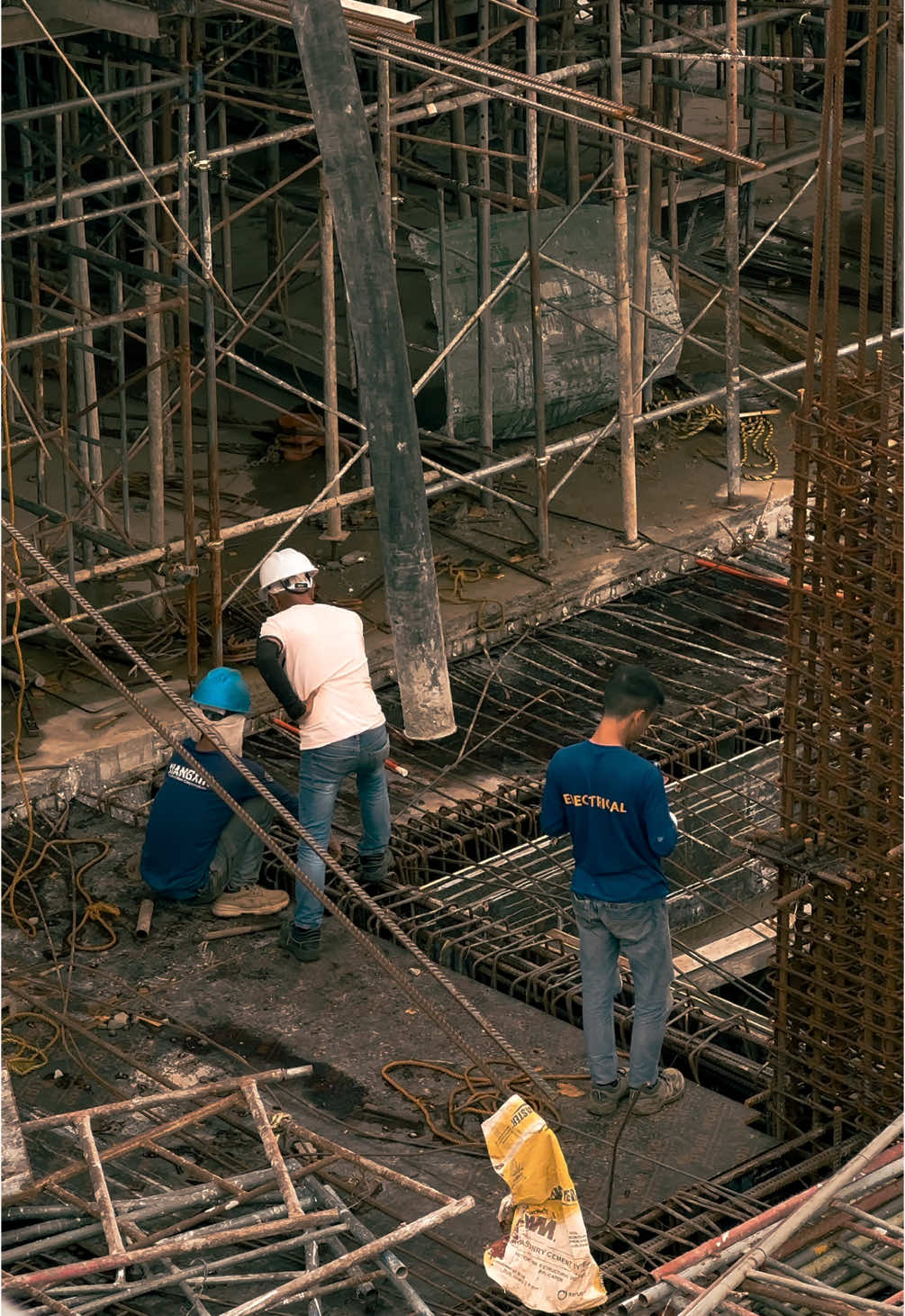 M A N G G A G A W A N G     P I N O Y . . . . #manilaencounters #manila #cinematic #cinematography #maynila #pinas #pilipinas #pinoy #pinay #ofw #owlife #manilaphilippines #commuterlife #commuters #commuter #Irt #mrt #broadwaycentrum #gilmore #greenhills #studentlife #jruiz #sanjuan #feu #ceu #ust #uemanila #streetsofmanila #snapcoph #sanjuan #snapcoph #snapco #manggagawa #pinoy 