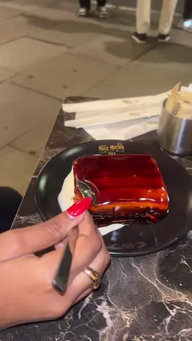 Hafiz Mustafa, world famous for their baklava,has now opened its first branch in london. Slightly pricey compared to your usual baklava, but then again its made with the finest ingredients.You have got to try their milk cake @Buttermilk Agency @KOMODO @Hafiz Mustafa 1864 1000/10#hafizmustafa #fyp #halalfood #turkish #londonfoodspots #londonfoodblogger 