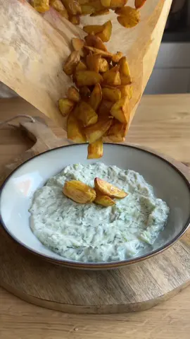 Frischer Ofen-Kartoffelsalat mit selbstgemachtem Tzatziki 🌿 Zutaten für 2 Portionen: - 300 g Kartoffeln  - 1 EL Olivenöl  - 1 Gurke  - 200 g Joghurt-Alternative (z.B. auf Soja- oder Haferbasis)  - Salz, Pfeffer  - Optional: 1/2 Avocado  - 1 kleine Zwiebel  - 1 kleine Karotte  - Knoblauch (optional)  Kartoffeln rösten: 300 g Kartoffeln in kleine Stücke schneiden und mit 1 EL Olivenöl im Ofen bei 200°C goldbraun rösten (ca. 25-30 Minuten). Tzatziki zubereiten:Während die Kartoffeln im Ofen sind, 1 Gurke raspeln, entwässern und gut ausdrücken (z.B. mit einem Sieb oder Küchentuch). Anschließend mit 200 g Joghurt-Alternative in eine Schüssel geben. Mit Salz, Pfeffer und nach Belieben etwas Knoblauch abschmecken. Frisches Gemüse hinzufügen:1 kleine Zwiebel fein hacken, optional 1/2 Avocado würfeln und 1 kleine Karotte raspeln. Alles vermengen: Die gerösteten Kartoffeln und das Gemüse zusammen mit dem Tzatziki in einer Schüssel vermengen und direkt genießen! 🥗 Perfekt für ein leichtes, gesundes Mittagessen oder als Beilage. Viel Spaß beim Nachmachen! ✨ #antientzündlicheernährung #gesundundlecker #antiinflammatorisch #rheuma #endometriose #hashimoto 