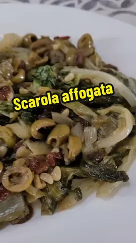 Scarola affogata  Ingredienti:  1,300kg scarola  3 spicchi aglio  qb peperoncino  4-5 filetti alici sott'olio  1 manciatina olive denocciolate  1 cucchiaio capperi  1 cucchiaio uvetta passa  10g pinoli  qb olio extravergine  qb sale  #piattoriccomicificco  #lacucinadigilda  #andiamoneiperte 