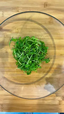 Salade Cheffe Privée 👩‍🍳🍂✨ Et oui parfois on me demande des salades et je vous assure que certains clients en raffolent ! Alors voici un exemple de l’une d’entres elles mais attention on fait en fonction de la saison 😝😘 La liste des ingrédients 👇🏼 Roquette  1/2 patate douce  1 boîte de pois chiche (rincé et séché)  4 tranches d’halloumi  1 pomme  1/2 oignon rouge  1/2 bloc de fêta  Herbes fraîches (menthe, persil)  Pour la sauce :  1 cas de moutarde  1 cas de miel 2 cas de vinaigre  3 cas d’huile d’olive  1 filet de citron  Sel/ Poivre  #salad #healthysalad #autumsalad #season #fresh #privatechef #lovecooking #recette #saladecomposée #autumnvibes🍁 