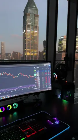 Trading von zuhause aus mit Blick auf das Herz des Finanzzentrums in Istanbul 🏙💼 Während die Stadt erwacht, läuft das Kapital. Bist du bereit, deine Sichtweise zu ändern?  🌍💸 #HomeTrading #IstanbulSkyline #FinanzFreiheit #LEOTradingAcademy #traderlifestyle #atasehir 