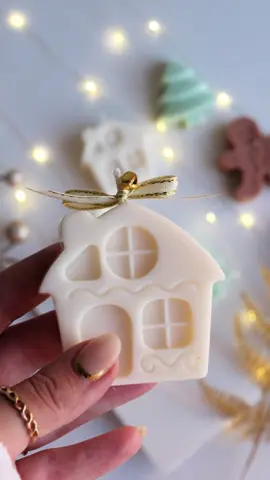 🤍 Frumusețea produselor handmade constă în unicitatea și autenticitatea fiecărei creații. Spre deosebire de produsele realizate în serie, obiectele handmade sunt încărcate de pasiune, migală și atenție la detalii. Fiecare  lumânare poartă amprenta meșteșugarului care l-a creat, reflectând viziunea, creativitatea și timpul dedicat fiecărui pas al procesului de fabricație. #candles #soywax #handmade #candlemaking #homeinspo #homedeco #natural  #boho #bohostyle #bohodeco #giftidea #gift #lumanari #kitlumanari #unic #parfumat #cadoupersonalizat #cadouspecial #unicat #ideecadou #christmascollection #christmasgift #christmasjoy #christmascandles #LuminăDeAtmosferă #LumânăriArtizanale#DecorațiuniCuStil #FrumusețeaLiniștii #LumânăriDeLux #ArtaLuminilor #AmbianțăRelaxantă #DIY #diyproject 