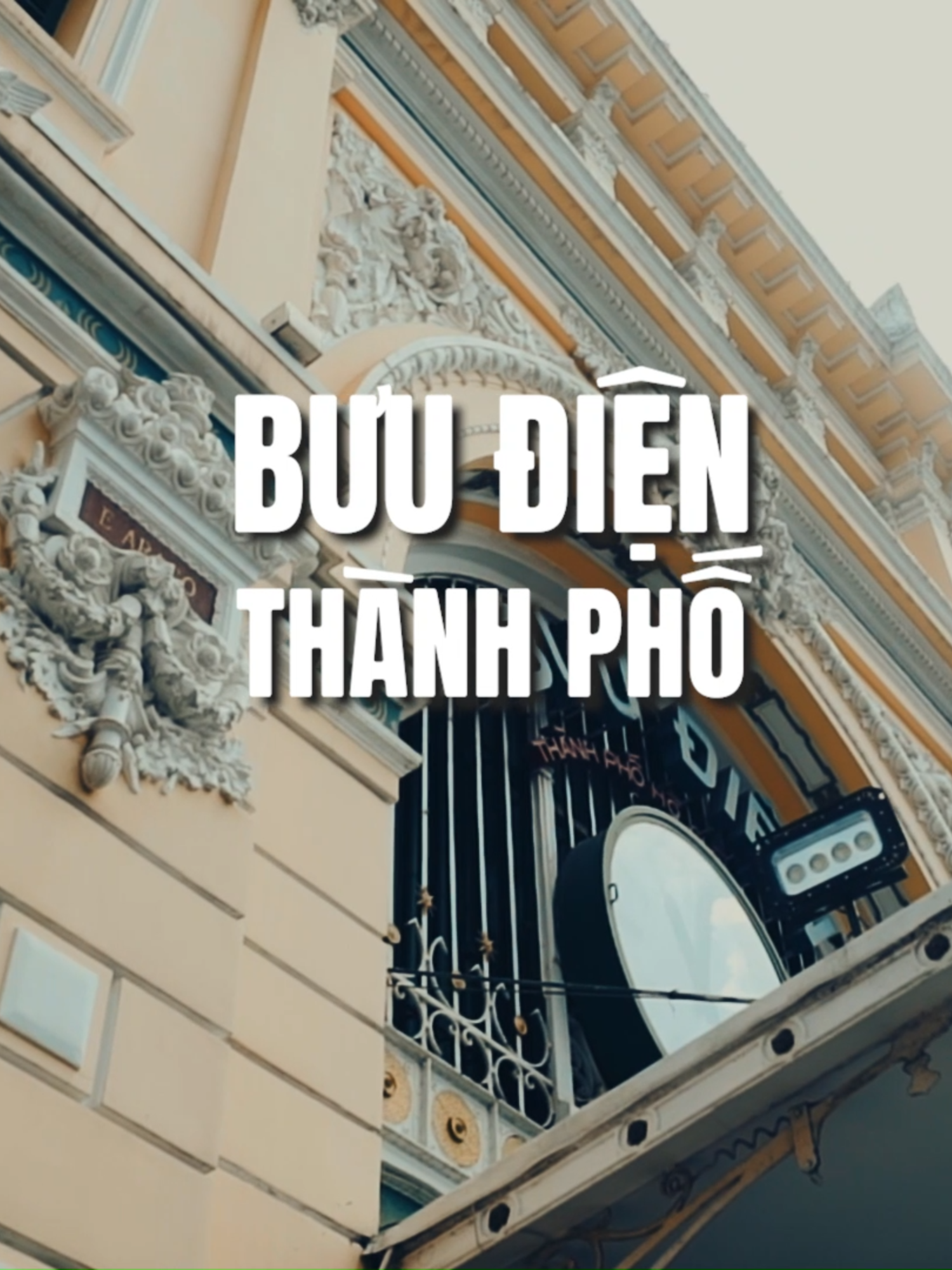 Sở dây thép Sài Gòn là một trong nhữung công trình đầu tiên mà thực dân Pháp xây dựng ở đây, để thiết lập hệ thống liên lạc. Phía trước tòa nhà trang trí theo từng ô chữ nhật, trên đó ghi danh những nhà phát minh ra ngành điện báo và ngành điện, này là một chi tiết mà mình thấy rất ấn tượng. Trải qua bao thăng trầm, thì giờ bưu điện Sài Gòn là điểm tham quan quen thuộc của du khách, là công trình đặc biệt chuyên cho sinh viên các trường kiến trúc học về lối kiến trúc Đông Dương. #buudienthanhpho #saigon #saigonxua #indochine #honngocviendong #diaphuongchi #kientrucphap