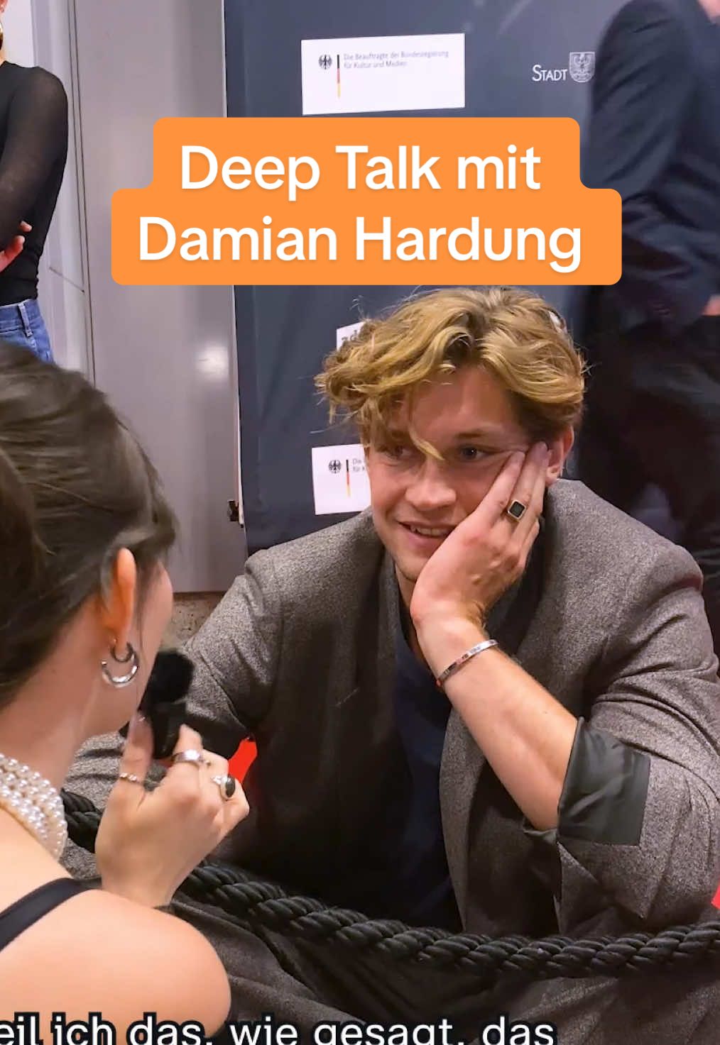Mehrwert: generiert. ✅ 💻 In der neuen Vampir-Serie „Love Sucks” spielt Damian Hardung einen Vampir, der sich in die Boxerin Zelda (Havana Joy) verliebt. Doch ihre Familien sind Blutsfeinde. Jetzt neu in der #zdfmediathek @ZDFneo   #whattowatch #damianhardung #lovesucks #interview