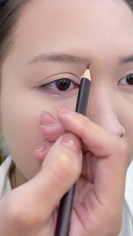 Gảy lông mày có dễ không là có dễ không? 😝 #makeuptutorials #gaysoilongmay #makeuphaiphong #huyenthuphammakeup 