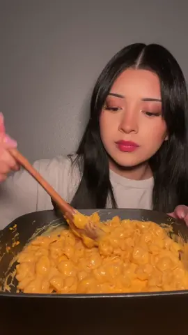 Mac n cheese ASMR 😋 @GOODLES #goodlespartner #targetfinds #asmr #Foodie #macncheese #eatingshow