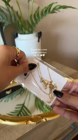 this initial necklace is such good quality for the price 🫶🏼✨  #initialnecklace #letternecklace #bubblenecklace #bubbleletters #everydayjewelry #layerjewelry #jewelrystack #tiktokshopblackfriday #tiktokshopcybermonday #holidayhaul #christmasgift #giftsforgirlfriend 