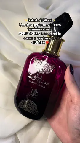 ✨Sabah Al Ward de Al Wataniah✨  Um toque de mistério e sensualidade no ar. Conhecido como o perfume do ciúmes, suas notas são intensas e provocantes, perfeitas para quem quer ser lembrada de forma irresistível. ❤️‍🔥  ✨As notas de topo são: Pimenta Rosa e Mandarina.  ✨As notas de coração são: Semente de Cacau, Flor de Laranjeira e Jasmim Sambac.  ✨As notas de fundo são: Baunilha, Fava Tonka e Patchouli. 🛍️Disponível no nosso site, link na bio #Perfume #PerfumeArabe #AlWataniah#SabahAlWard #PerfumeDoCiúmes #EssênciaDeSedução