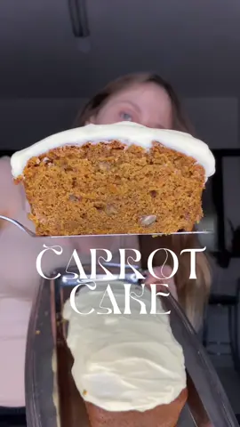 Carrot cake Bolo: 2 ovos 65g açúcar mascavo 65g açúcar branco 120ml óleo vegetal 160g farinha de trigo Especiarias a gosto (usei canela e gengribre) Pitada de sal 38g nozes picadas 150g cenoura ralada 5g fermento químico 2,5g bicarbonato Assar no forno pré aquecido a 180°c por mais ou menos 35/40 minutos. Cobertura: 150g cream cheese 60g açúcar de confeiteiro #receita #doces 