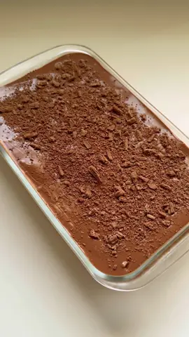 الذذذ. حلا 🔥 مع طريقة القهوة السعوديه 💛 المكونات  علبتين قشطه  ظرفين دريم ويب. بودره كريمه  ظرفين كريم كراميل  ملعقه كبيره حليب مكثف.  علبه صغيره  ونخلط  بالمضرب الكهربائي  نغمس بسكويت شاي بالحليب … يفضل بسكويت اولكر  نصف البسكويت  بالصينيه  نحط طبقه من الخليط ونكرر  الطبقات ثلاث  طبقات  آخر طبقه نسوي ملعقتين شوكولاته قابله لدهن. زي نوتلا. في بدائل كثيره لنوتلا في السوبر ماركت.  ولزينه  شوكلاته فليك  وعلى الثلاجه 6ساعات   القهوه. السعوديه  3/ اكواب ماء  3/ ملاعق. قهوة سعوديه. م/ خلطة القصيم  نتركها. تغلي. بعدين على نار هادئه لمده 20 دقيقه  نسوي في الدله. ملعقه هيل. مطحون. ونصب القهوة والذذذ. قهوه تذوقوها ❤️‍🔥  بس لازم تختارو. القهوة الصح   #اكسبلور #قهوة_سعودية #حلا #حلوي #اسهل_حلا 