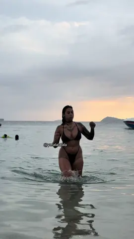 Ur fav alternative girl at beach  #beachoutfit #viral #trending #parati #fyp #foryou #brunette #latina #tiktok4fun #mexico #outfitinspo #chubby