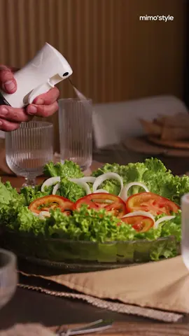 Menos gordura, mais sabor! Nosso borrifador distribui o óleo, o vinagre ou o azeite na medida certinha, nada de encharcar a salada ou a panela. É só dar umas borrifadas e fica tudo mais leve e saboroso! #borrifador #salada #azeite #mimo #sabor #ud #utensiliosdomesticos #casa #decoracao #reforma