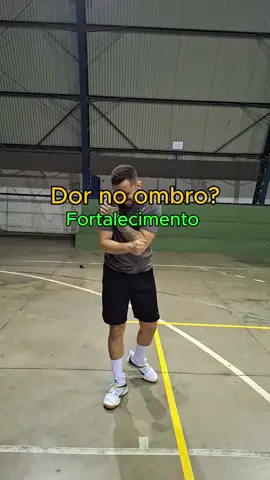 Isso não é uma recomendação de treino, apenas estou passando o que estou fazendo para prevenir lesão. Estou me recuperando de uma bursite e tendinite no ombro, desenvolvi devido ao excesso de movimento repetitivos durante os treinos, sempre saco e ataco nos meus alunos. Além disso, fiquei 7 meses parado sem treinar (academia). Não tinha como não ter lesionado, parabéns pra mim. Passei por diversas sessões de fisioterapia (não lembro quantas fiz) tomei algumas medicações para desinflamar também e repouso (essa parte falhei miseravelmente) Após ser liberado da fisio para a academia, repeti alguns exercícios que fazia na fisio, outros adaptei. Faço esse treino 2 vezes na semana. Lembrando que não é uma recomendação, só estou compartilhando o que faço. Não senti mais dores nos ombros de forma passiva, como sentia antes. Apenas sinto quando teimo e vou atacar/sacar, ainda estou me recuperando. Não cometa o mesmo erro que cometi, você faz fortalecimento ? Obrigado pela parceria @bluefitcuiaba #volei #treino #dicas #voleibol 