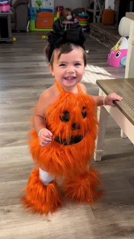 Miley the pumpkin 🎃🎃🎃 #babygirl #pumpkin #babiesoftiktok #MomsofTikTok #babiestiktok #toddlersoftiktok #halloweencostume #halloweenlook #dance #pamelapumpkin #funny #funnyvideo #fyp #fypシ #fy #fyppppppppppppppppppppppp 
